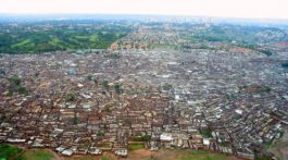Acesso deficiente a serviços essenciais torna o lockdown impossível de cumprir em alguns locais. Kibera, Nairobi (foto: Schreibkraft/Wikimedia Commons)