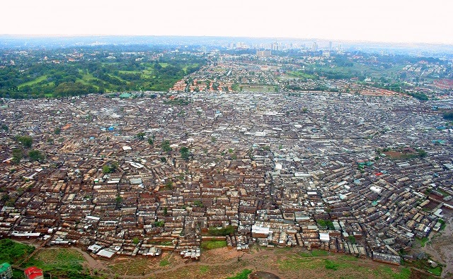 Acesso deficiente a serviços essenciais torna o lockdown impossível de cumprir em alguns locais. Kibera, Nairobi (foto: Schreibkraft/Wikimedia Commons)